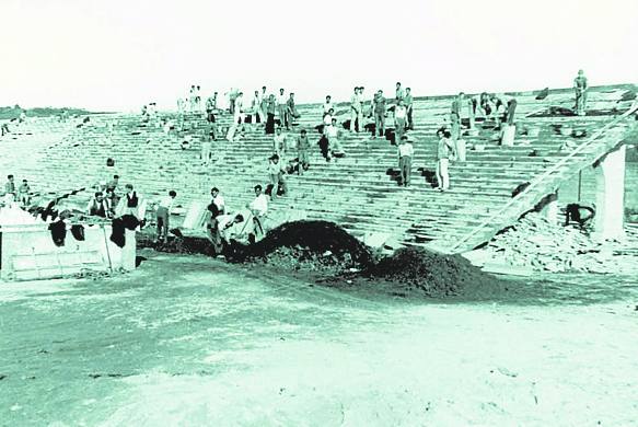 Labores de construcción de la grada este, con capacidad para 8.000 espectadores.