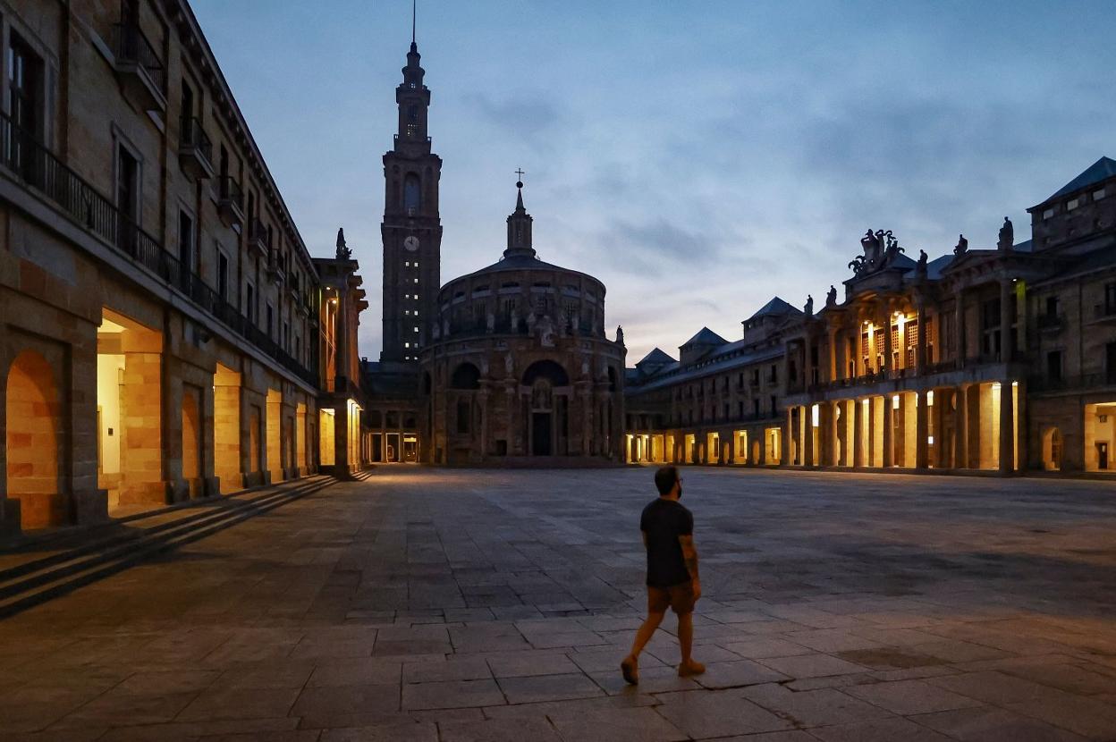 Imagen de la Laboral con la iluminación restringida por el plan de contingencia nacional. 
