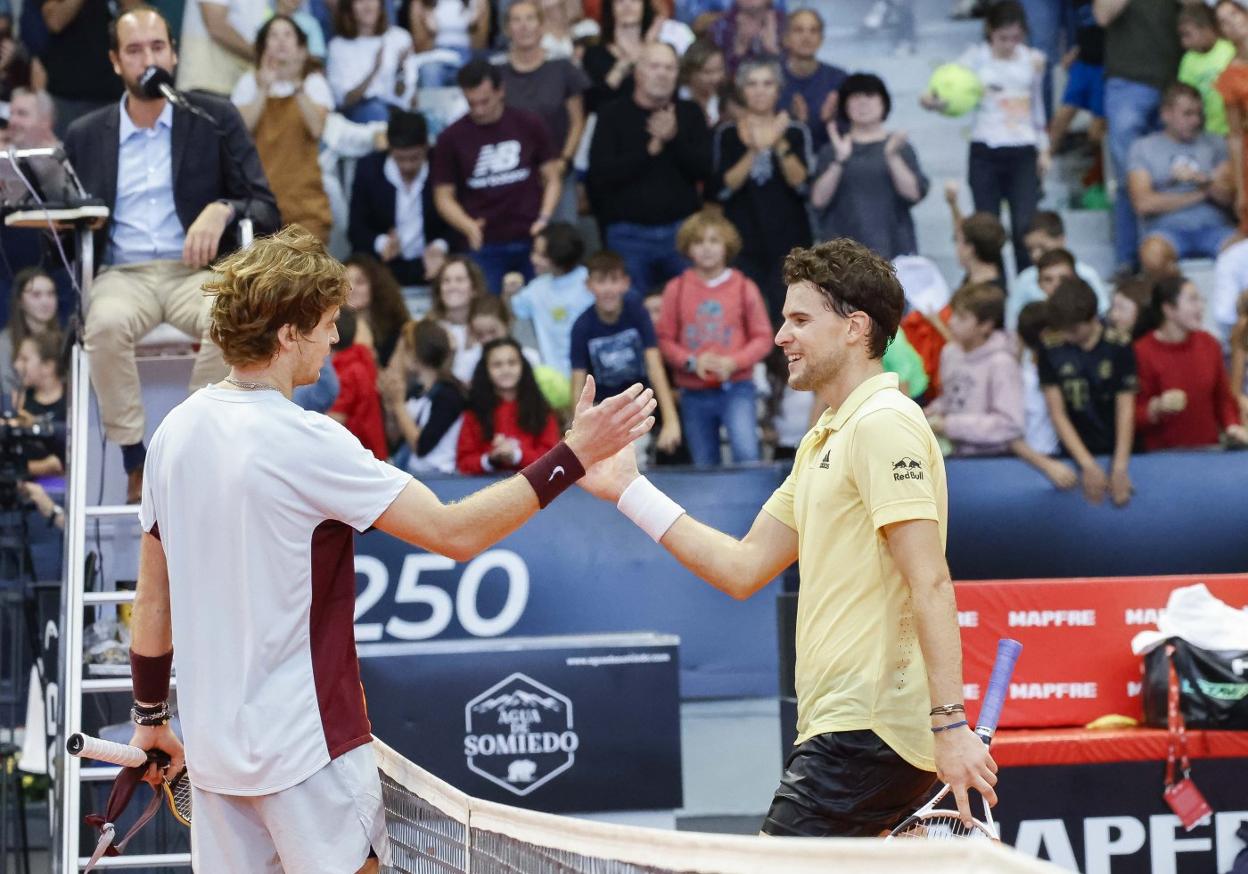 Rublev y Thiem se felicitan mutuamente por el partido al término de la primera semifinal. 