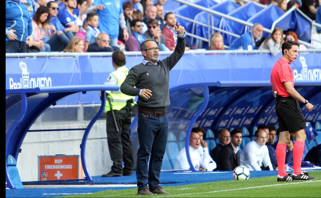 Álvaro Cervera, en un partido como técnico en el Carlos Tartiere con el Cádiz. 