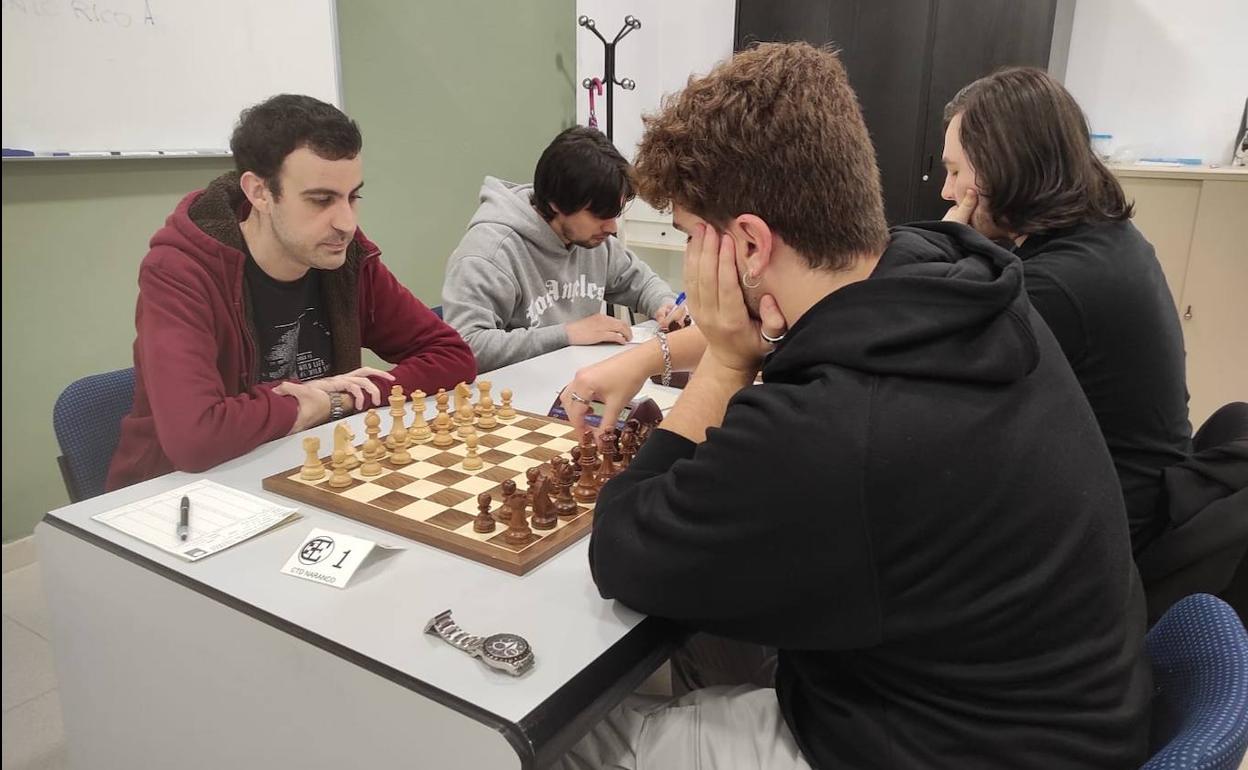 Marcos Llaneza frente a Samuel García durante su encuentro de ayer.