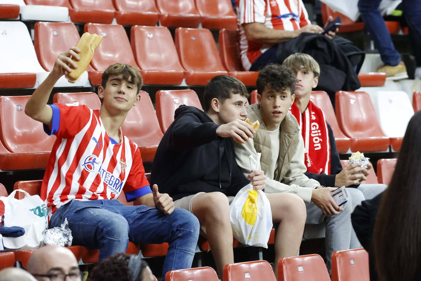 Fotos: ¿Estuviste en el Sporting - Eibar? ¡Búscate!