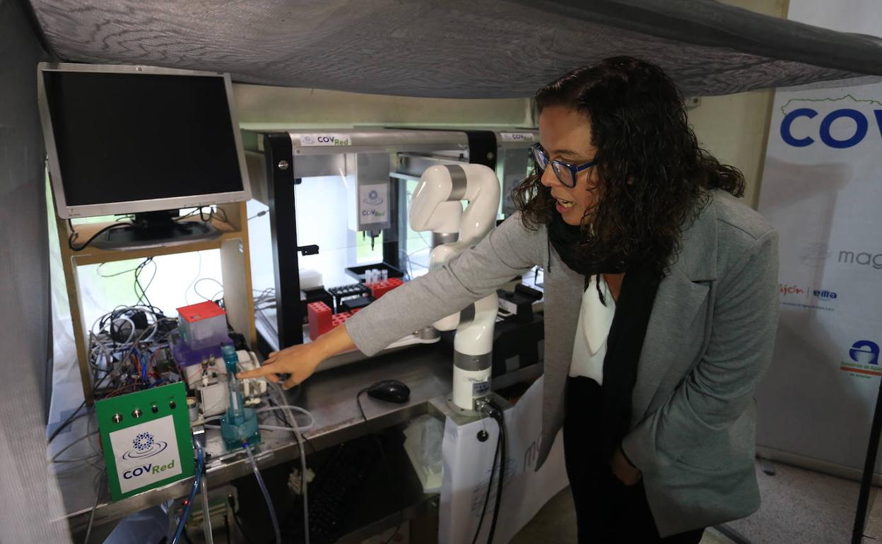 Irene Fernández explica el funcionamiento del CovRed, que detecta covid en seis horas.
