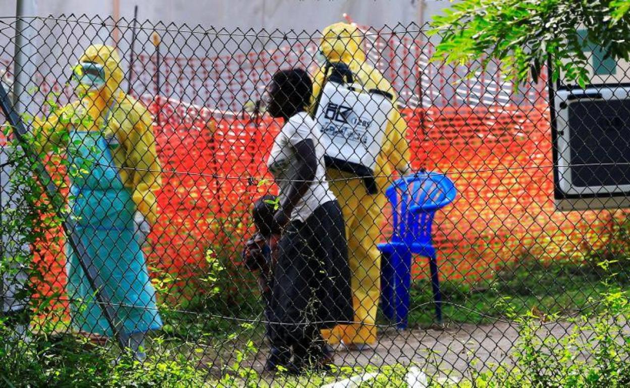 Una mujer y su hijo en un punto de vacunación contra el ébola en Bwera, Uganda, en 2019.