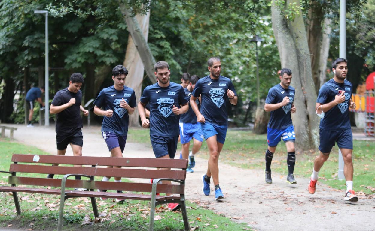 El equipo de balonmano de la Atlética se entrena en el circuito del Ferrera.