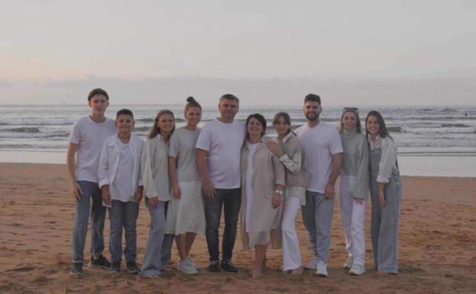 Daria Pavlovska con sus padres y hermanos en la playa de San Lorenzo (Gijón).