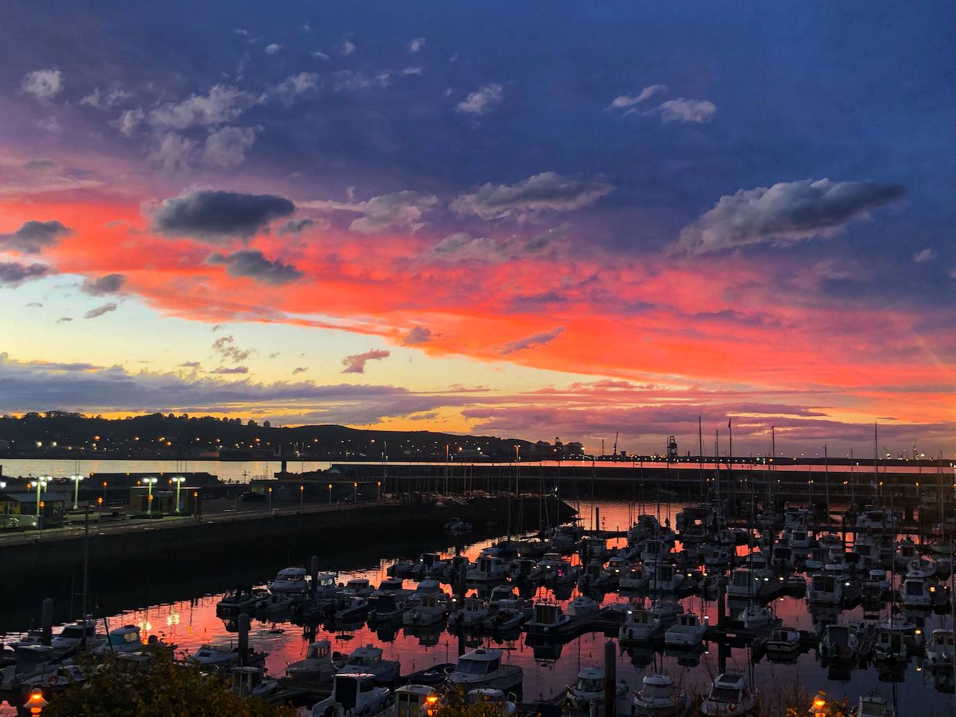 Fotos: Espectacular atardecer en Gijón