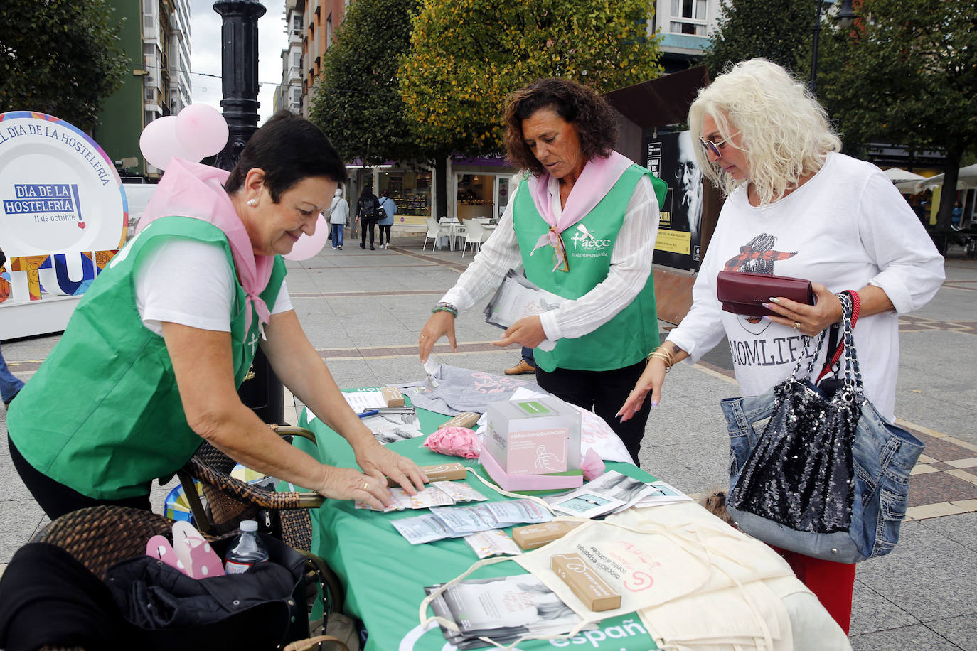 Una de las mesas informativas colocadas este miércoles en Gijón por la Asociación Española Contra el Cáncer. 