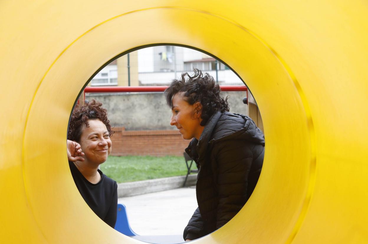 María Jesús Estébanez y Ana Sánchez, que se conocieron en abril de 2021 en el Hospital de Jove, reunidas por EL COMERCIO ayer.