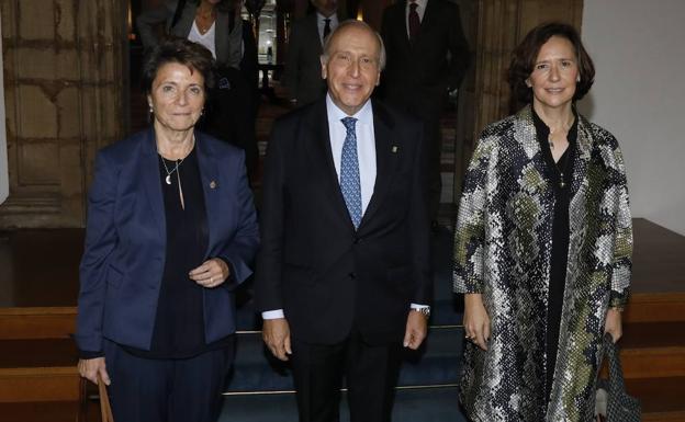 Ana Isabel Fernández Álvarez (izd.), la nueva presidenta electa de la Fundación Princesa a la salida de la reunión en el Hotel Reconquista de Oviedo.