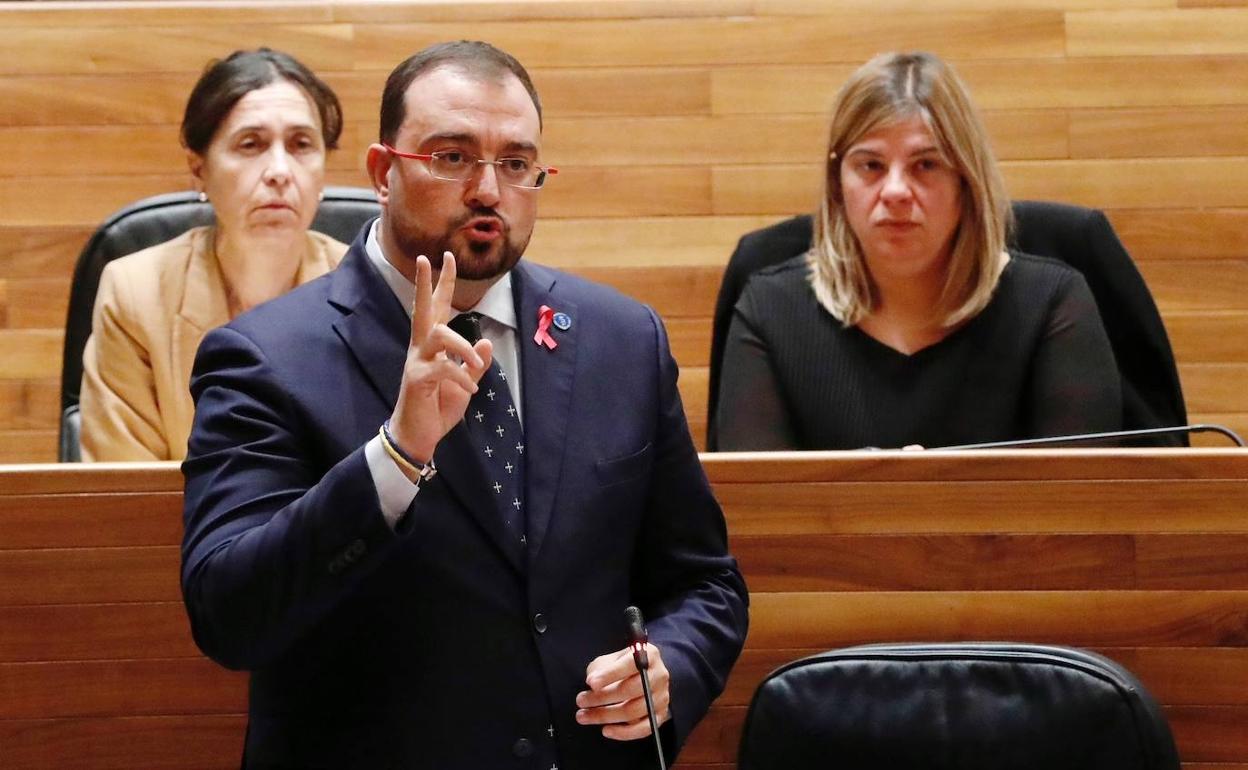 El presidente del Principado, Adrián Barbón, en el pleno de la Junta General del Principado.