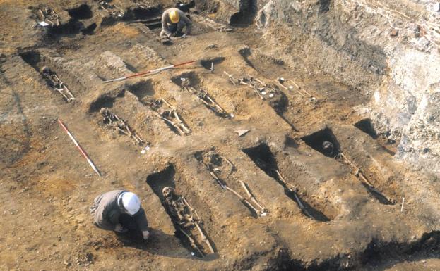 Investigadores toman muestras de ADN de individuos enterrados en el cementerio londinense de East Smithfield en 1348 y 1349.