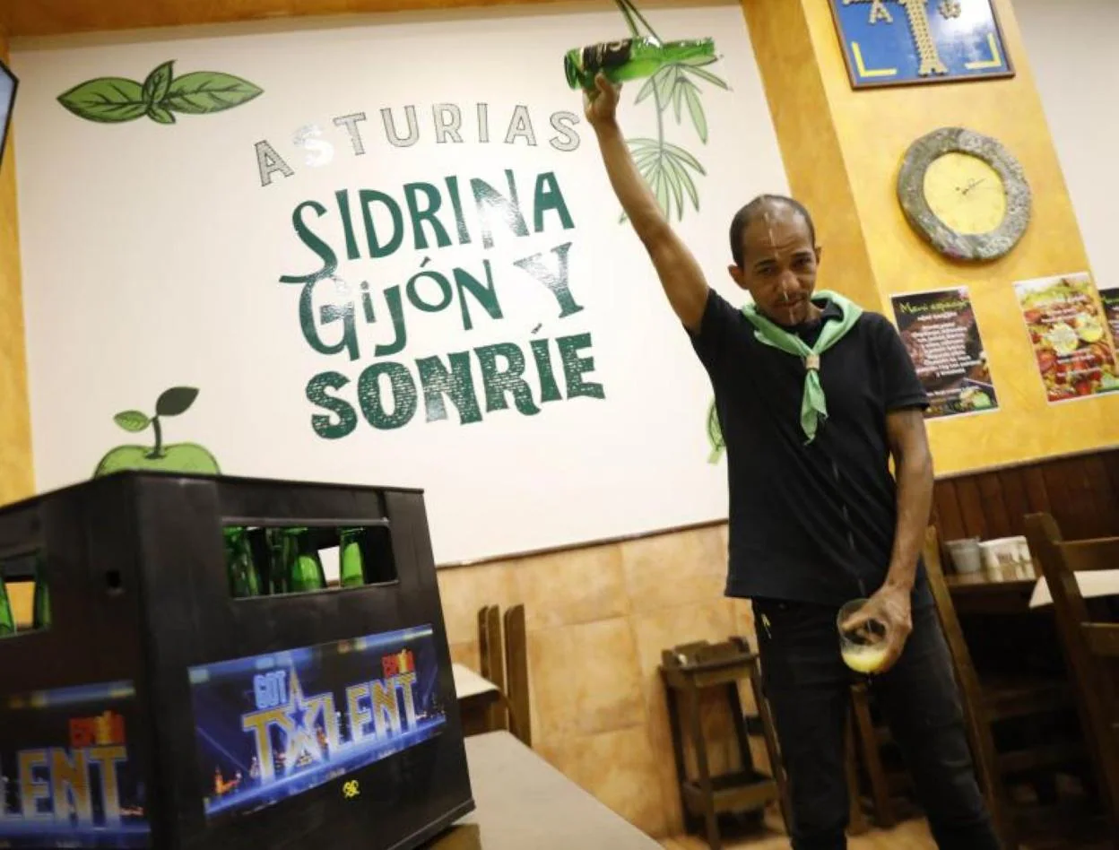 El mejor escanciador de sidra del mundo trabaja en Gijón