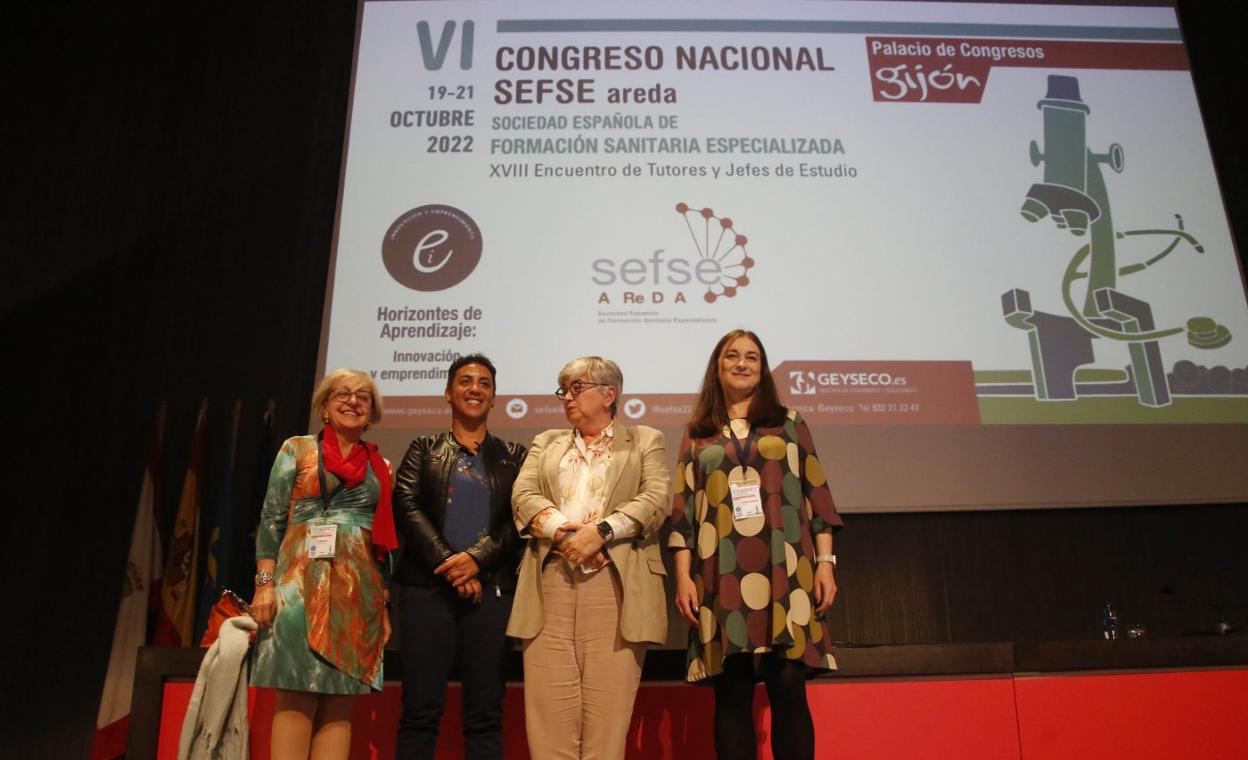 La alcaldesa, Ana González y la directora general de Calidad de la Consejería de Salud, Tania Cedeño, en la inauguración del congreso 