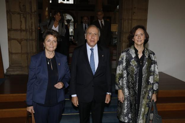 Ana Isabel Fernández, Luis Fernández-Vega y Teresa Sanjurjo, ayer, a la salida de la reunión extraordinaria del Patronato de la Fundación. 