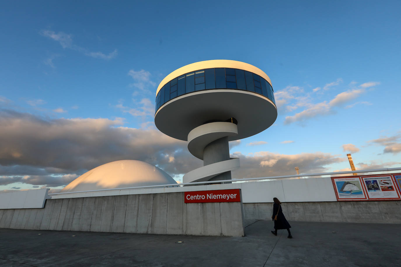 El Centro Niemeyer de Avilés acoge la obra 'El animal de Hungría'. 