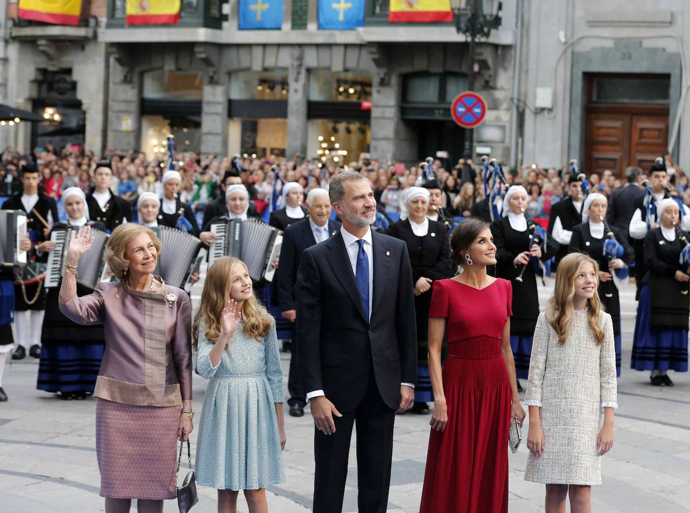 Imagen principal - Familia Real en los Premios Princesa de Asturias 2020.