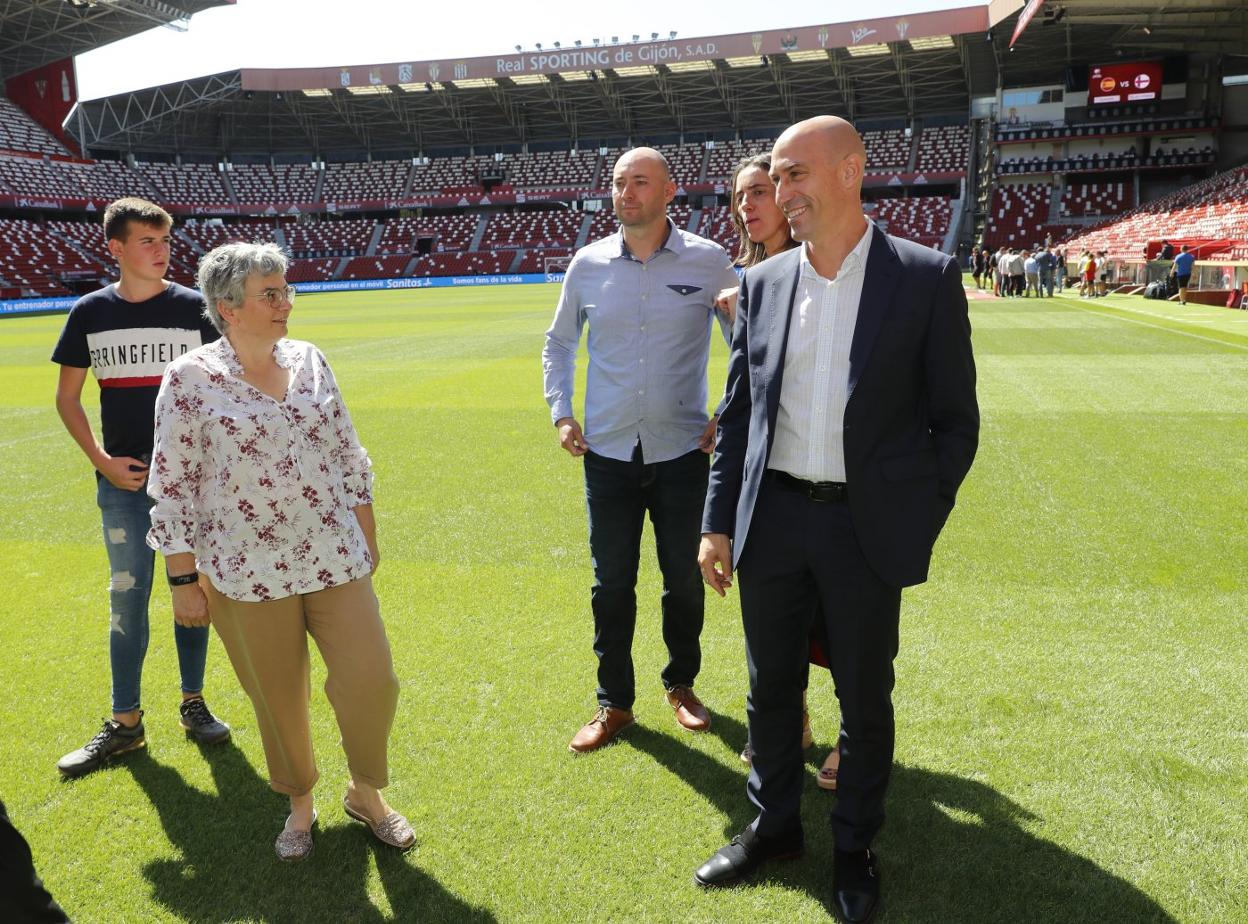 Rubiales, junto a la alcaldesa, Ana González, durante una visita a El Molinón coincidiendo con un homenaje a Quini. 