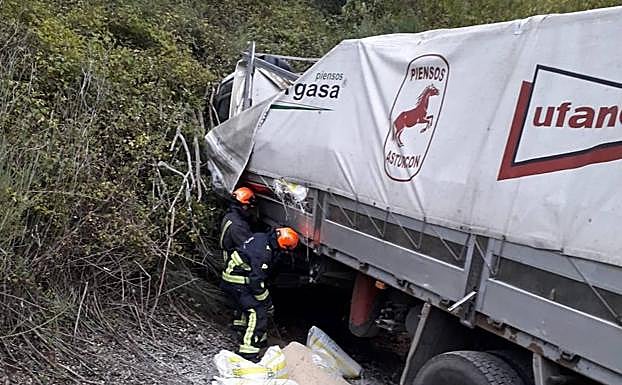 Dos bomberos realizan tareas de seguridad. 