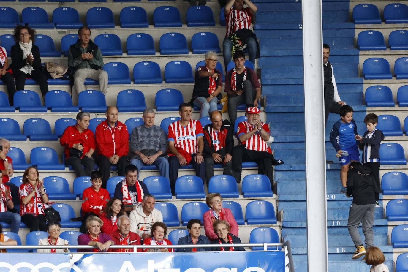 Fotos: ¿Estuviste en el Alavés - Sporting? ¡Búscate!