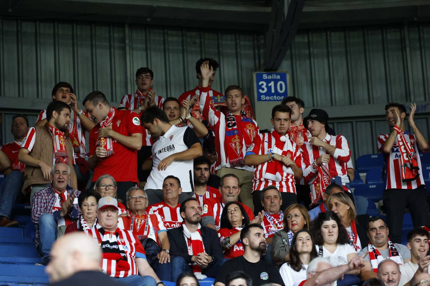 Fotos: ¿Estuviste en el Alavés - Sporting? ¡Búscate!