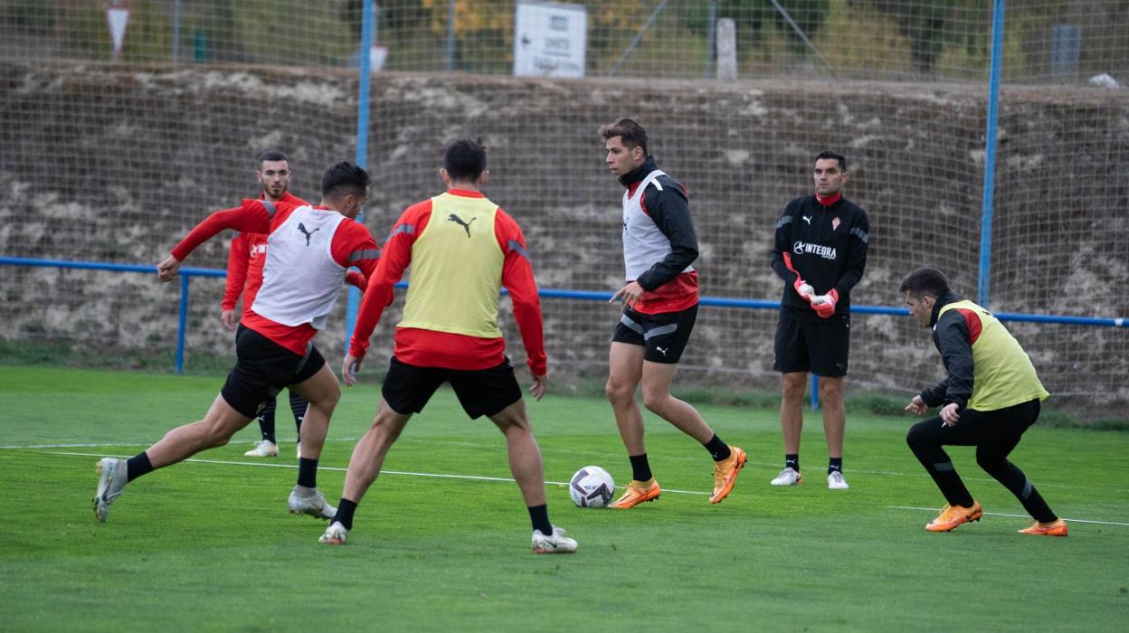 Jony presiona Christian Rivera con Izquierdoz de espalda y Campuzano, siguiendo la jugada en segundo plano durante la sesión celebrada ayer en la Ciudad Deportiva José Luis Campañón.