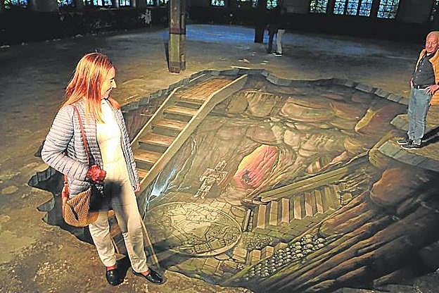 'El misterio del templo mexica'. Tomarse una foto en tres dimensiones en el Templo Mayor de Tenochtitlán –uno de los grandes hallazgos de Eduardo Matos Moctezuma– es posible en la nave de Artes y Oficios, como hicieron Elvira Álvarez y Jaime Soliño, fascinados por La Vega. 