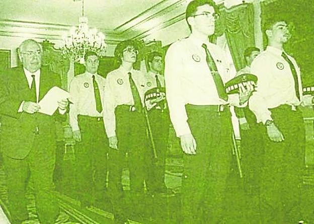 'Tini' Areces, junto a los nuevos agentes de policía. 