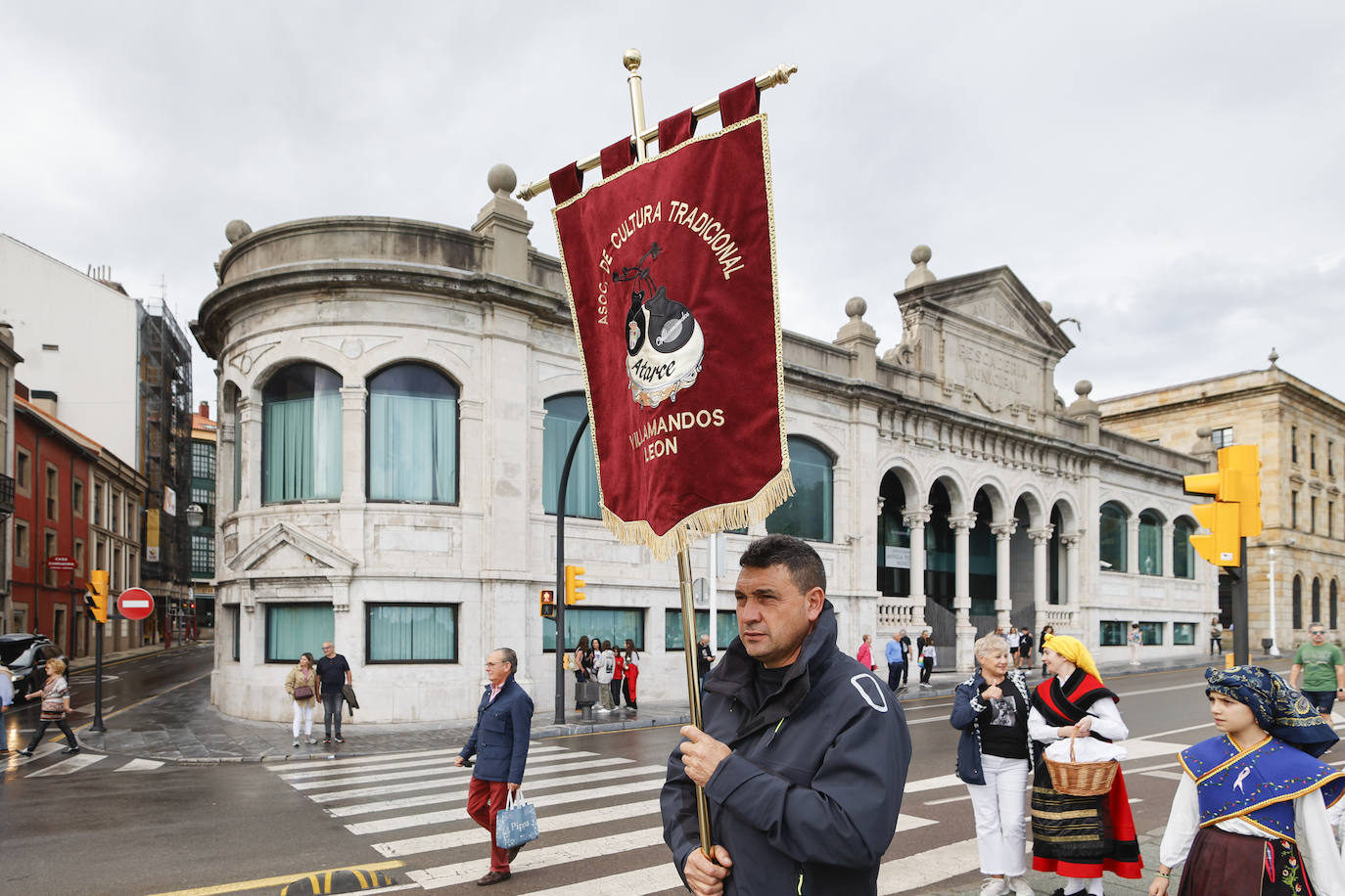 Fotos: Los pendones leoneses desembarcan un año más en Gijón