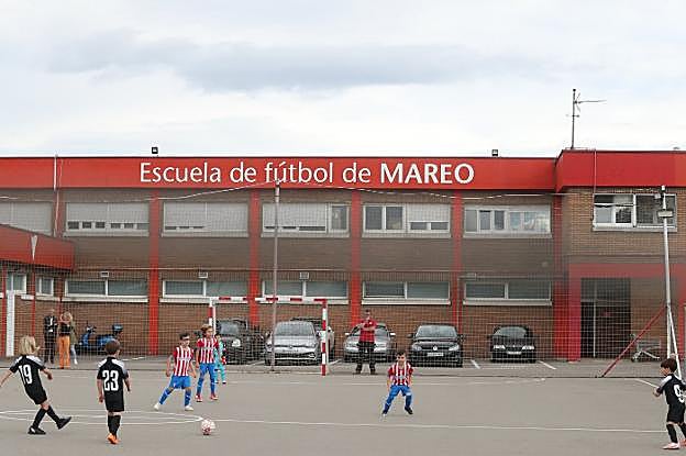 La pista de fútbol-sala de Mareo agota su vida