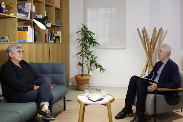 La alcaldesa Ana González y Juan Neira conversan antes de la entrevista. 