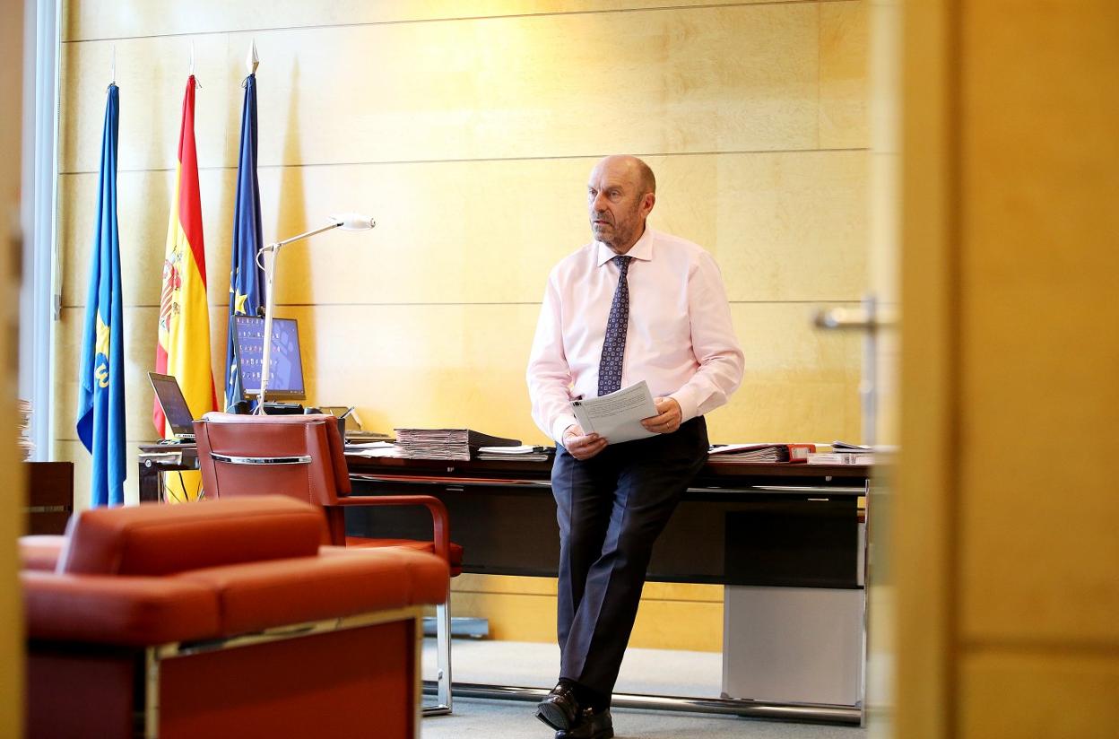 El vicepresidente del Principado, Juan Cofiño, apoyado en la mesa de su despacho. 