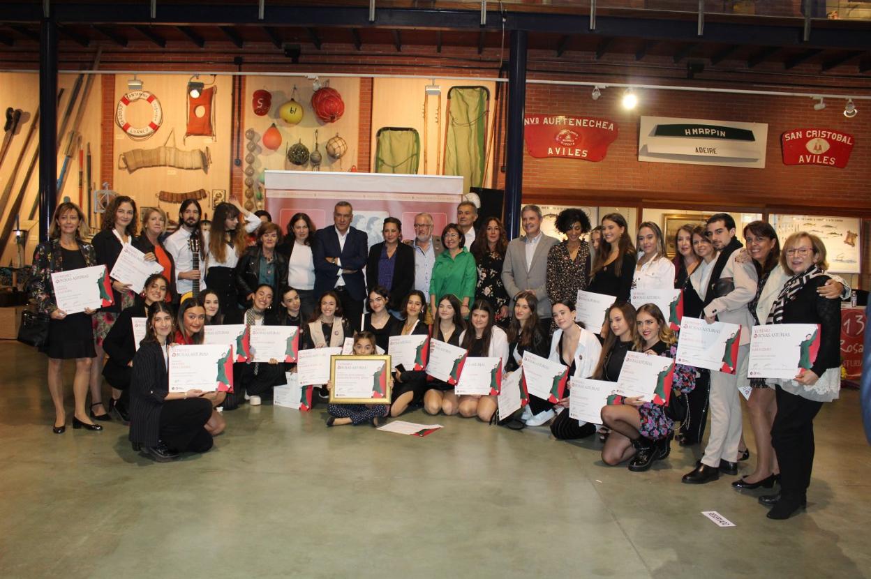 Integrantes del ballet, autoridades y asistentes a la ceremonia en el Museo Marítimo de Luanco. 