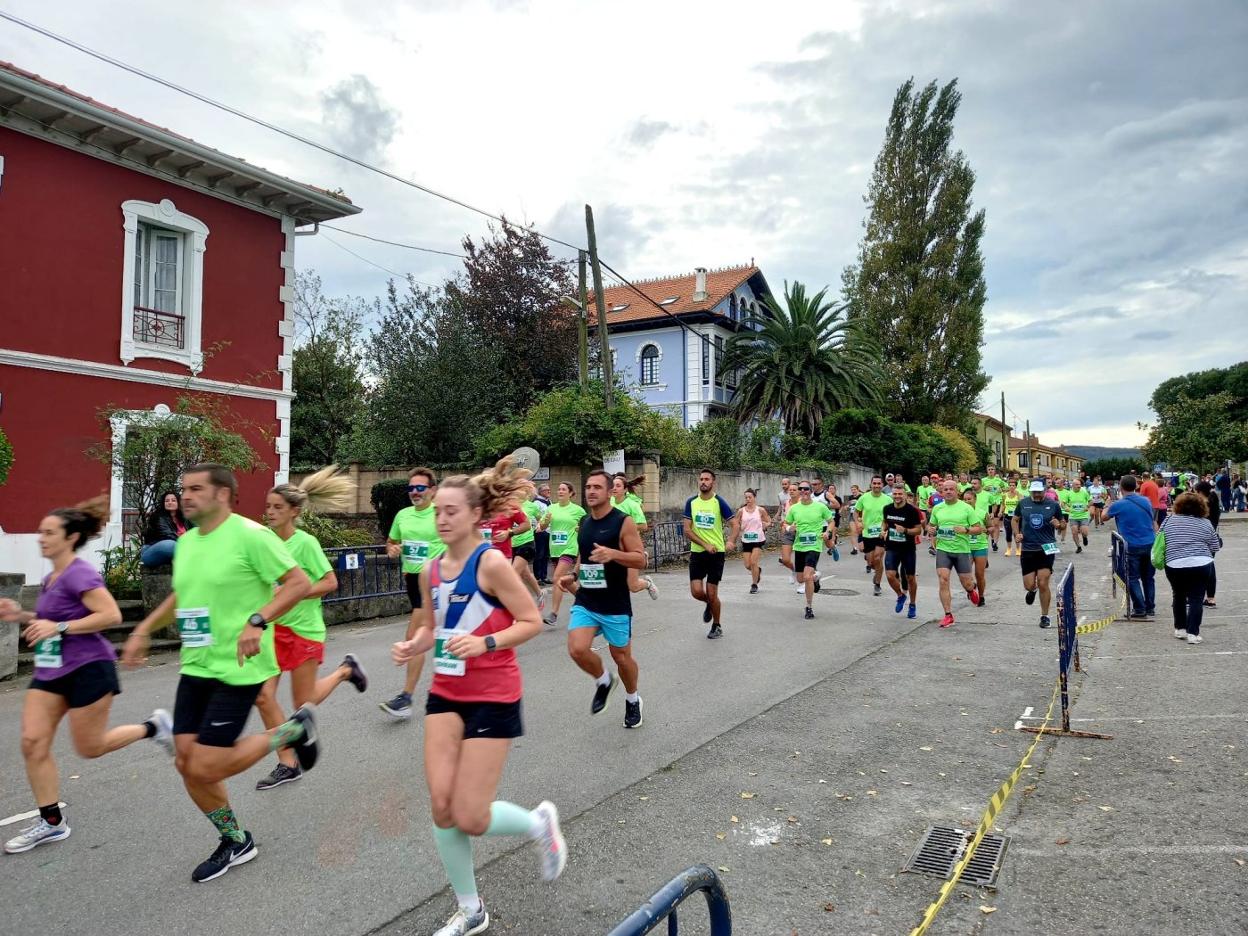 Participantes en la carrera de diez kilómetros ayer, al poco de salir. 