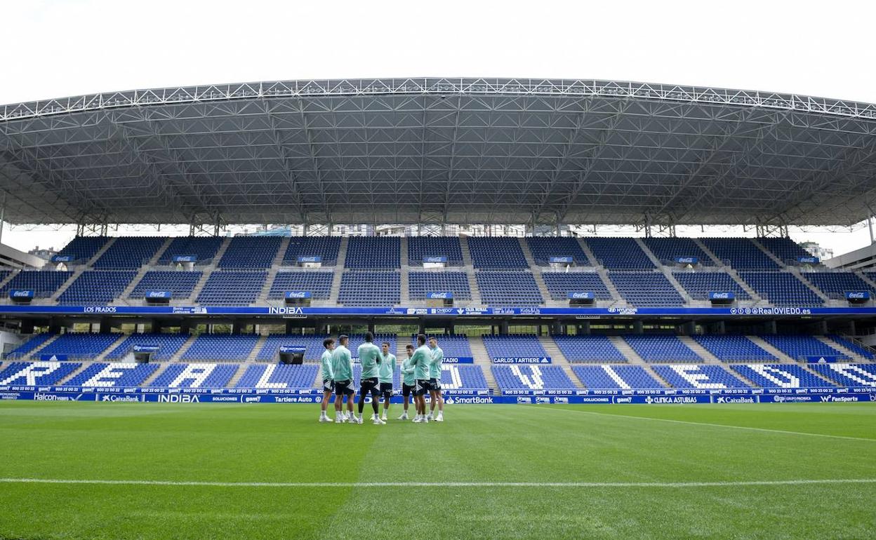 Jugadores del Real Oviedo reunidos en el campo del Carlos Tartiere