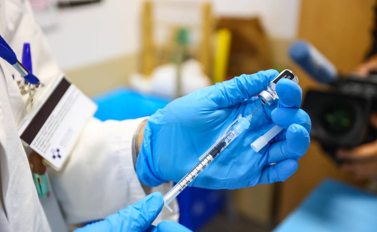 La dosis de recuerdo de la vacuna de la gripe y la covid.