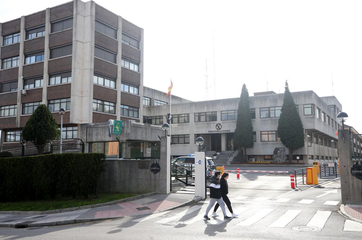 Dos jóvenes pasan por delante del acuartelamiento de la Guardia Civil en El Rubín.