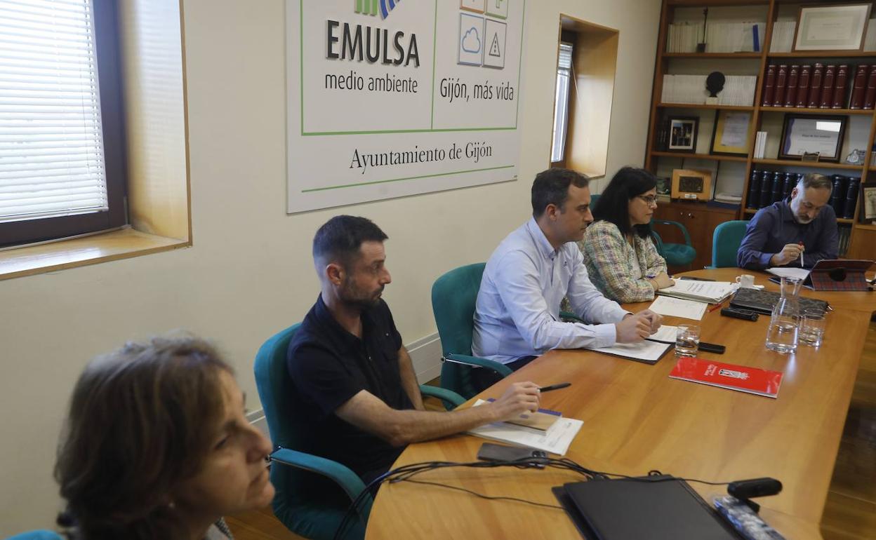Belén Grana (interventora), Alfonso Baragaño (gerente cesado), Olmo Ron (concejal y presidente de Emulsa), Inmaculada Fernández Gancedo (secretaria municipal) y Marco Antonio Bernardo (Vox), al inicio del consejo de administración. 