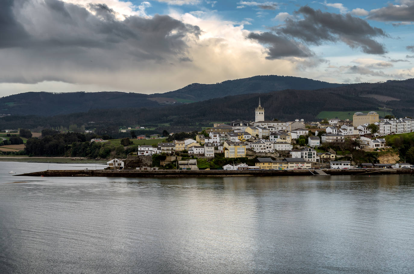 Esta villa a orillas del río Eo se encuentra en el límite occidental de Asturias y es famosa, entre otras cosas, por sus ostras. Este molusco se cultiva en su costa y también se ofrecen visitas guiadas de acuicultura. También merece la pena visitar el mirador de la Mirandilla y la capilla de Santa María del Campo. 