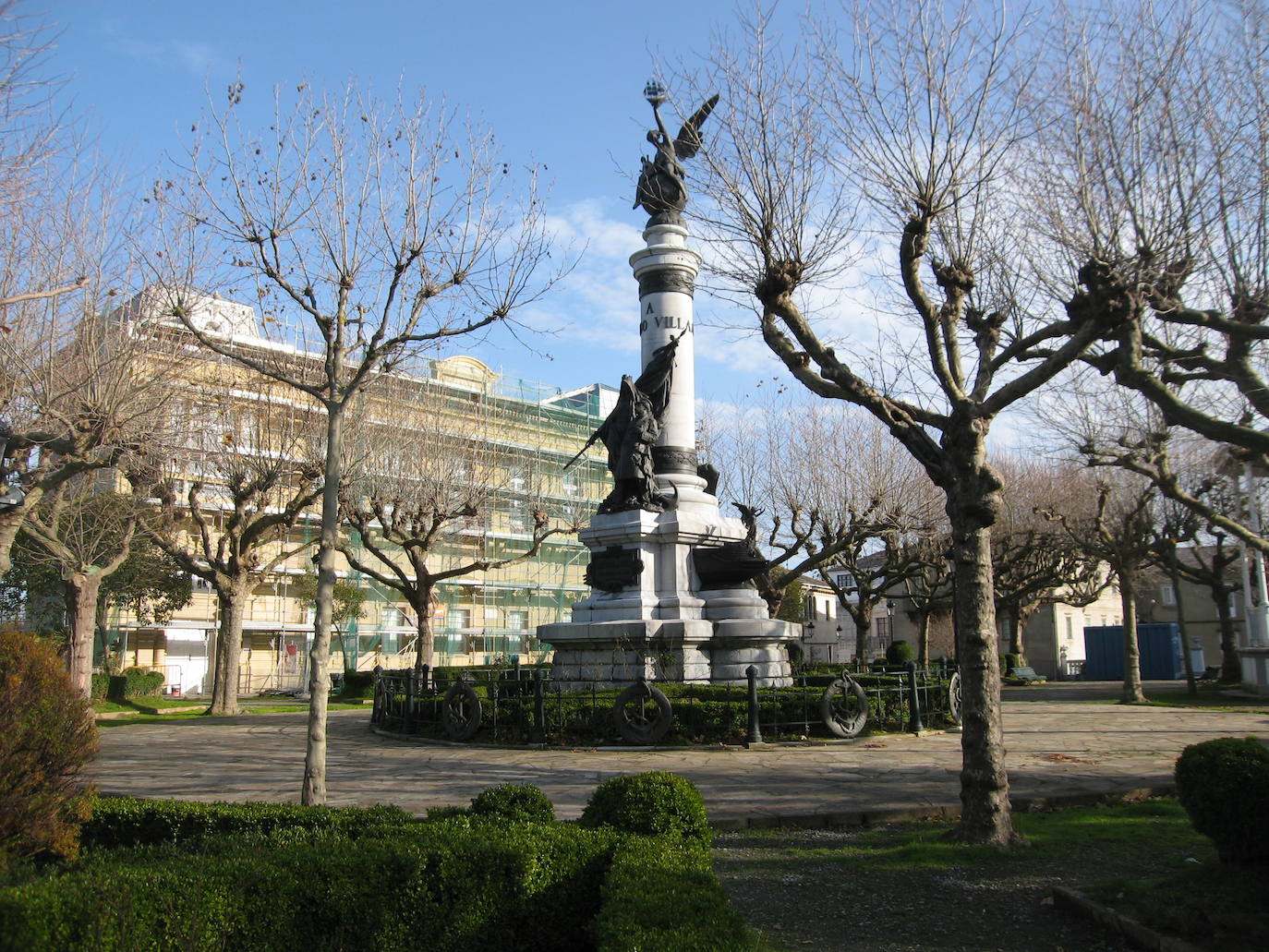 Una de las esculturas más reconocidas del concejo es el monumento al marino y escritor Fernando Villamil (1845-1898) del parque de Vicente Loriente. El homenajeado nació en Serantes, que en la época pertenecía a la localidad de Castropol, y destacó por sus incursiones militares en Cuba. 