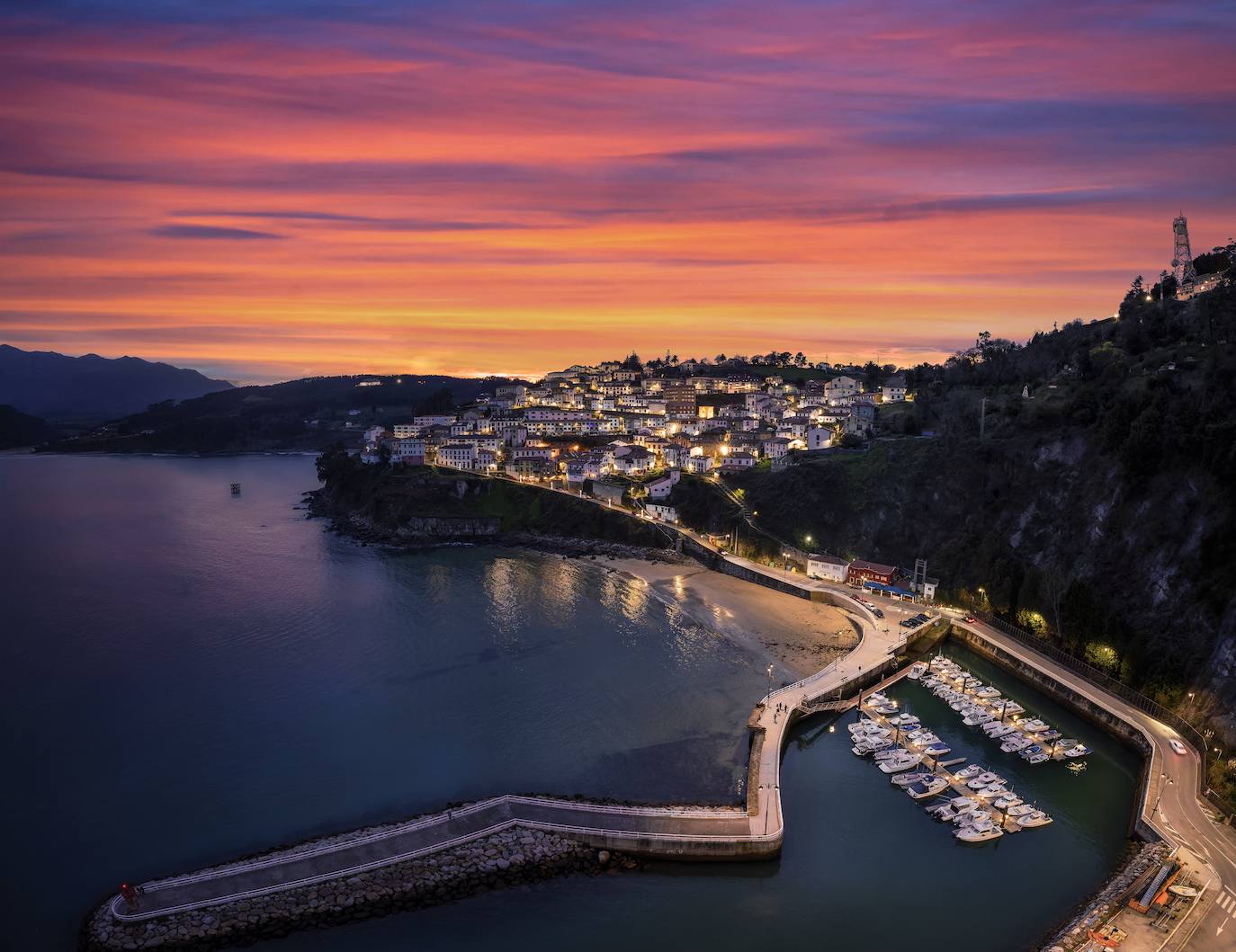 El mirador de San Roque es el lugar ideal para contemplar puestas de sol tan impresionantes como la que puede verse en la imagen. 