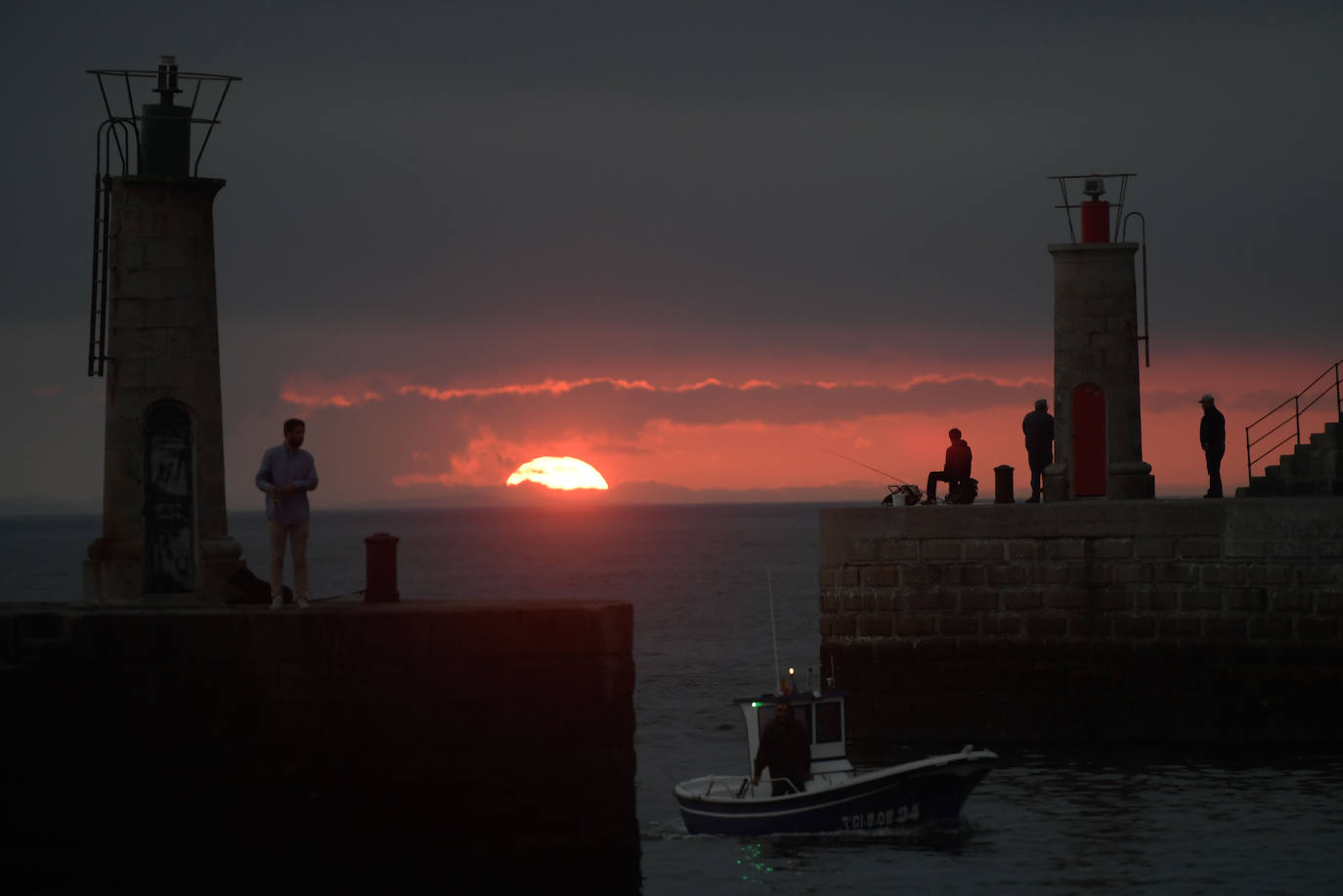 Se trata de una villa situada en el occidente asturiano con orígenes balleneros. Recorrer el barrio marinero de San Sebastián o disfrutar de las terrazas y restaurantes del muelle puede ser el plan perfecto para este fin de semana largo. 