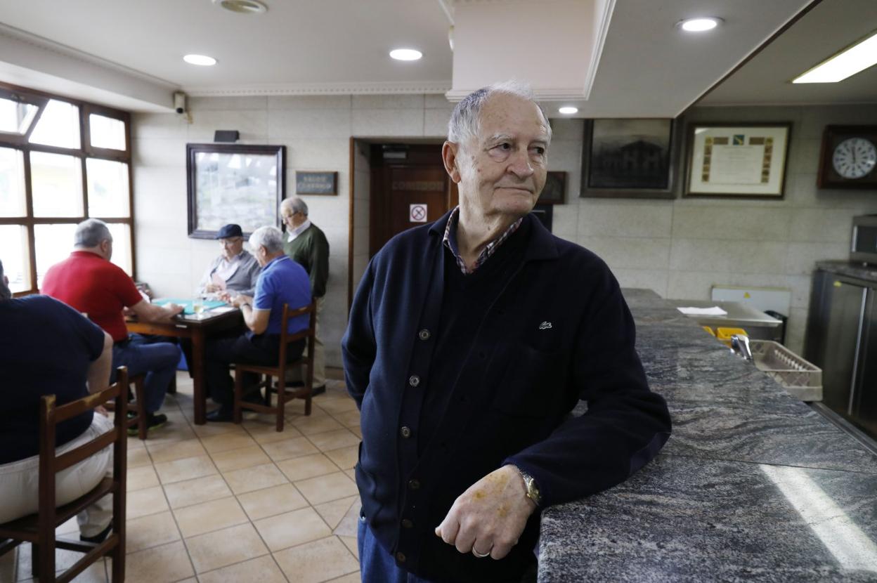 Álvaro García López apoyado en la barra de su restaurante Casa Consuelo, en Otur, en 2018. 