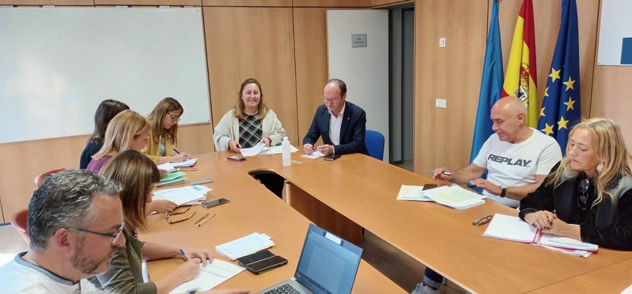 Lydia Espina y Javier Cueli, con los sindicatos de enseñanza. 