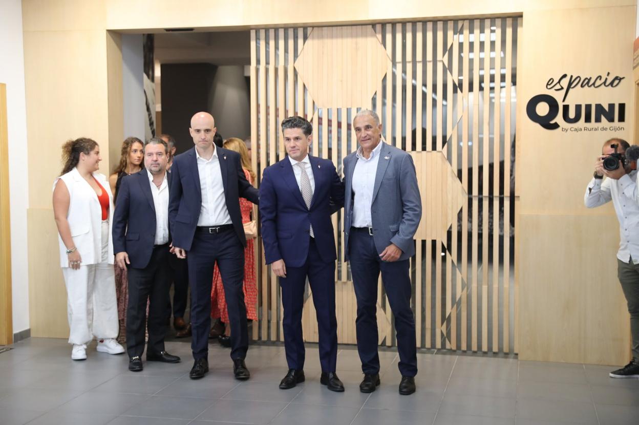 Alejandro Irarragorri, en el centro, delante del 'Espacio Quini', entre David Guerra y Joaquín, el día de la presentación en sociedad de Orlegi como propietario del Sporting.