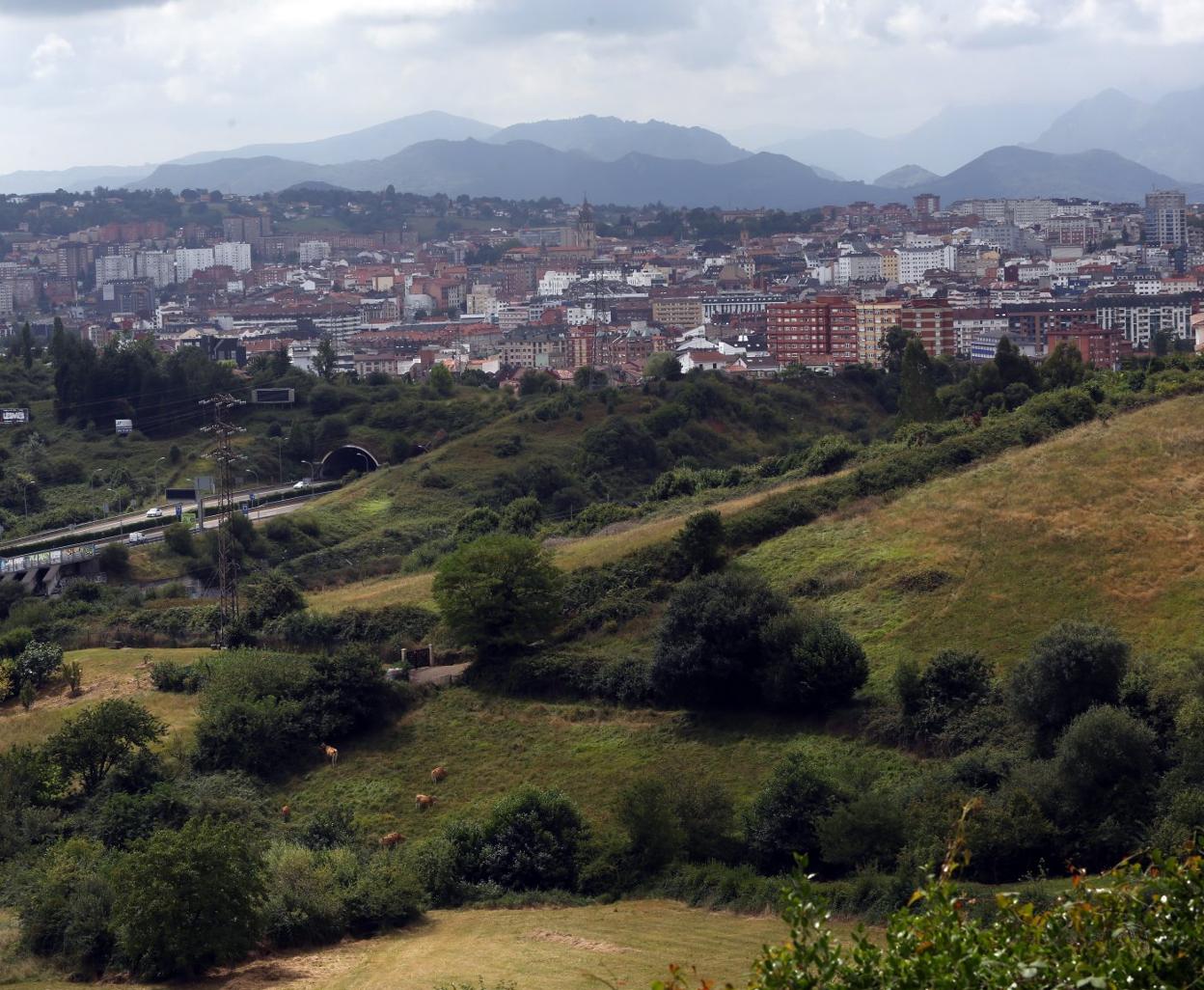 El monte Naranco con el túnel de la AS-II a la izquierda. 