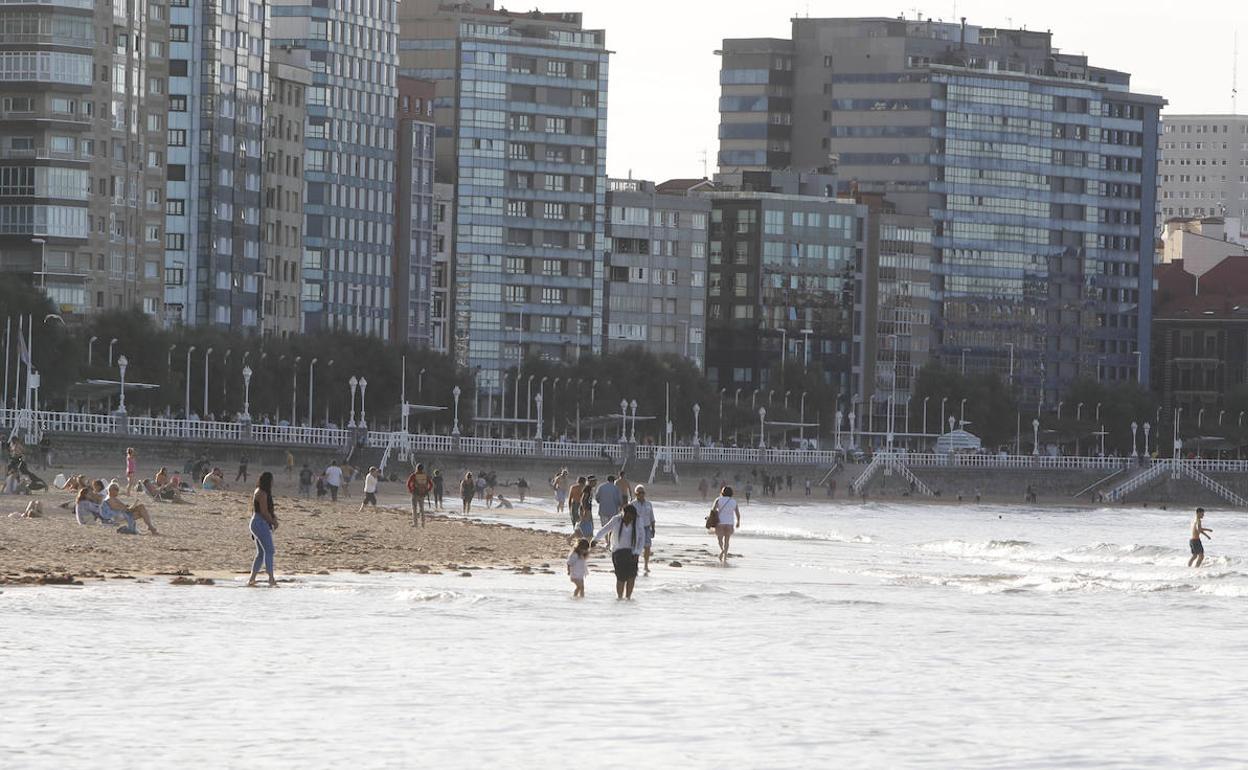 La playa de San Lorenzo de Gijón, el pasado miércoles. 