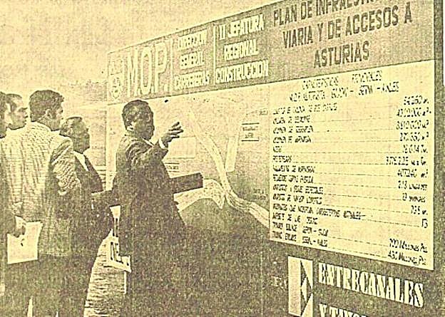 Lafuente explica el proyecto de prolongación a las autoridades.