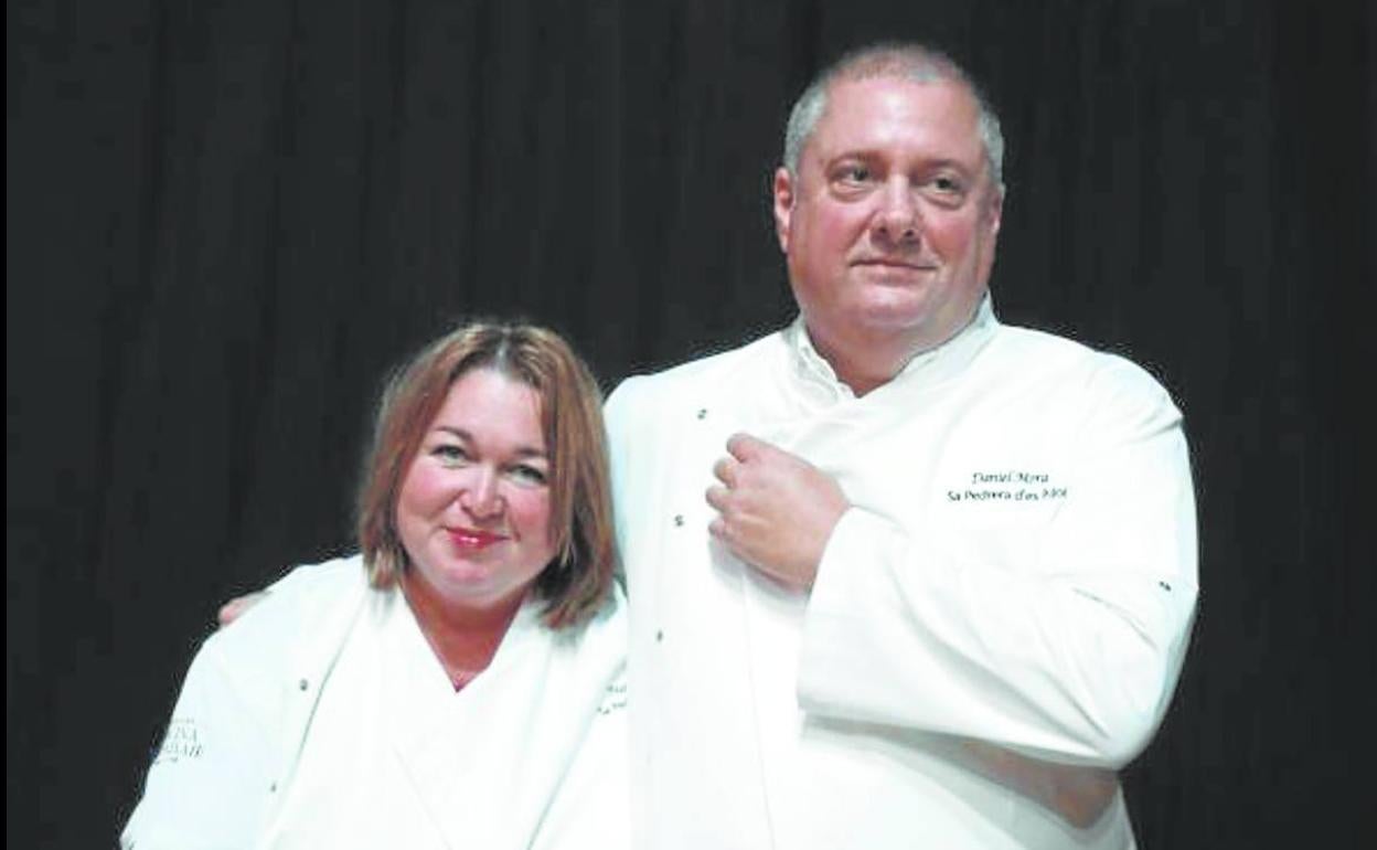 Nuria Pendás y Daniel Mora se ponen la chaquetilla de embajadores de Cocina de Paisaje en la Laboral. 