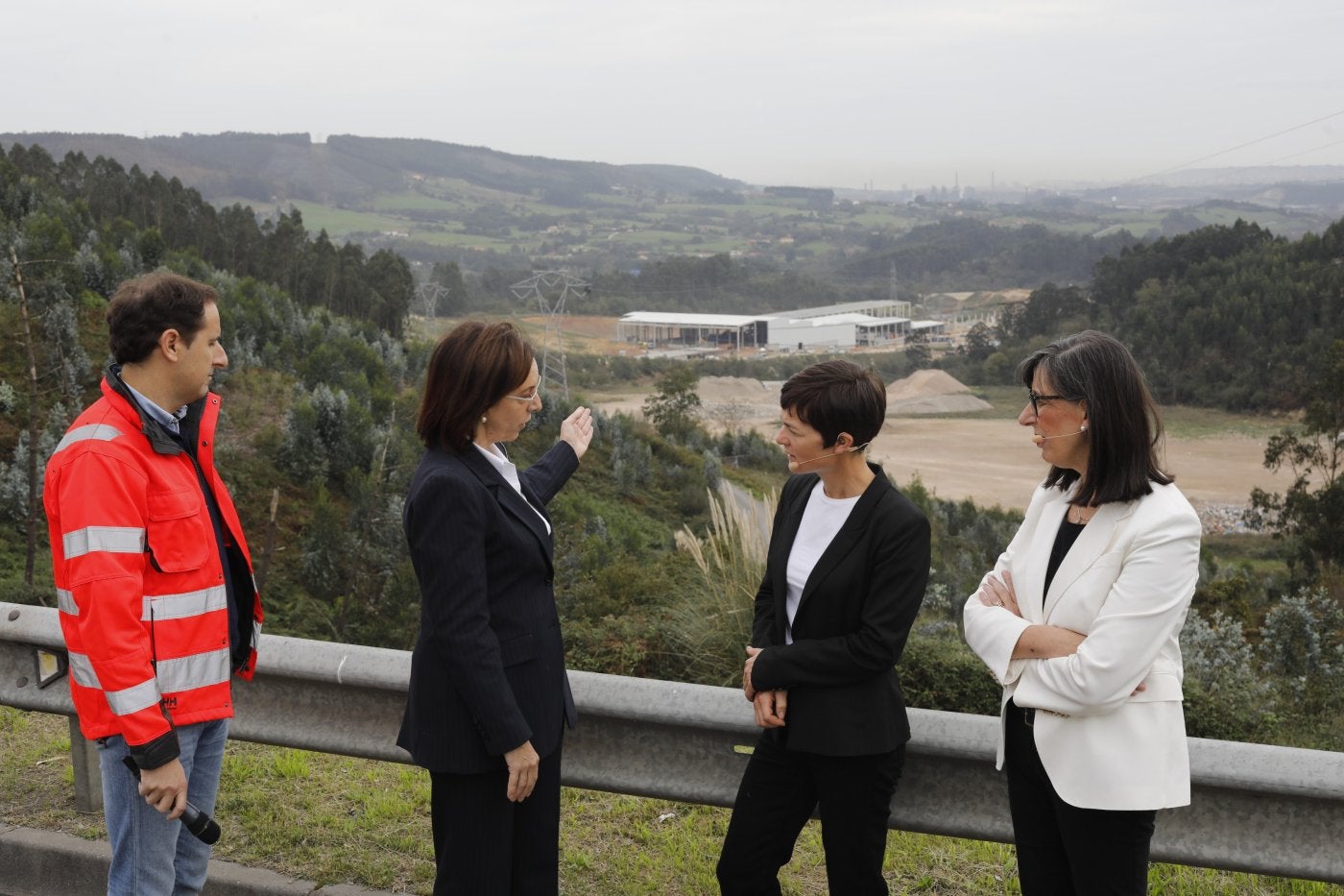 Paz Orviz, Ellen MacArthur y Nieves Roqueñí, durante la visita a Cogersa de la galardonada.